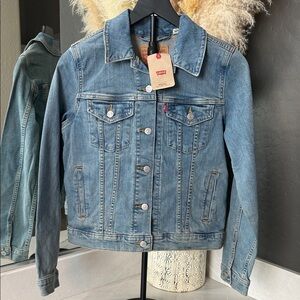 Levi's Women's ORIGINAL TRUCKER JACKET NWT SMALL